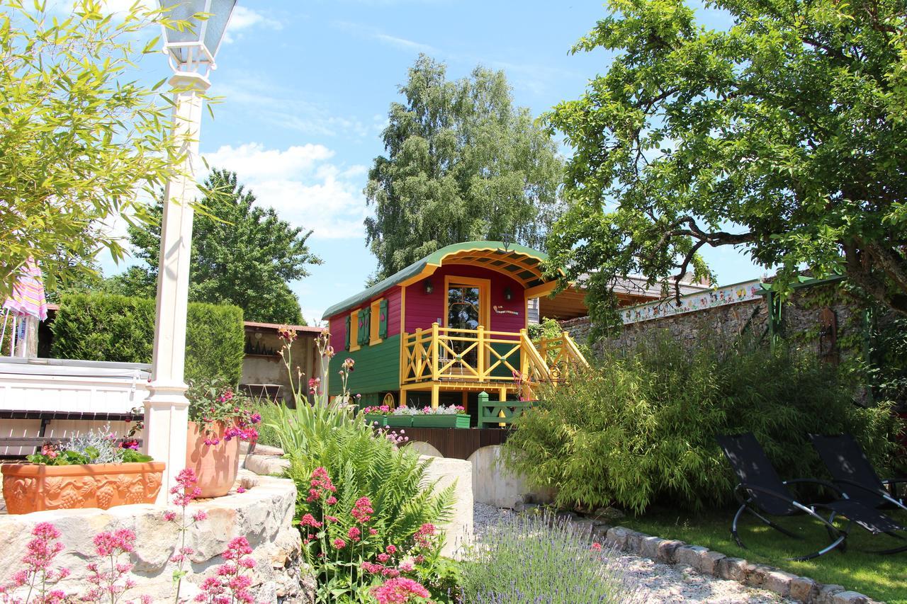 Roulotte La Dominique Bed & Breakfast Romery  Room photo